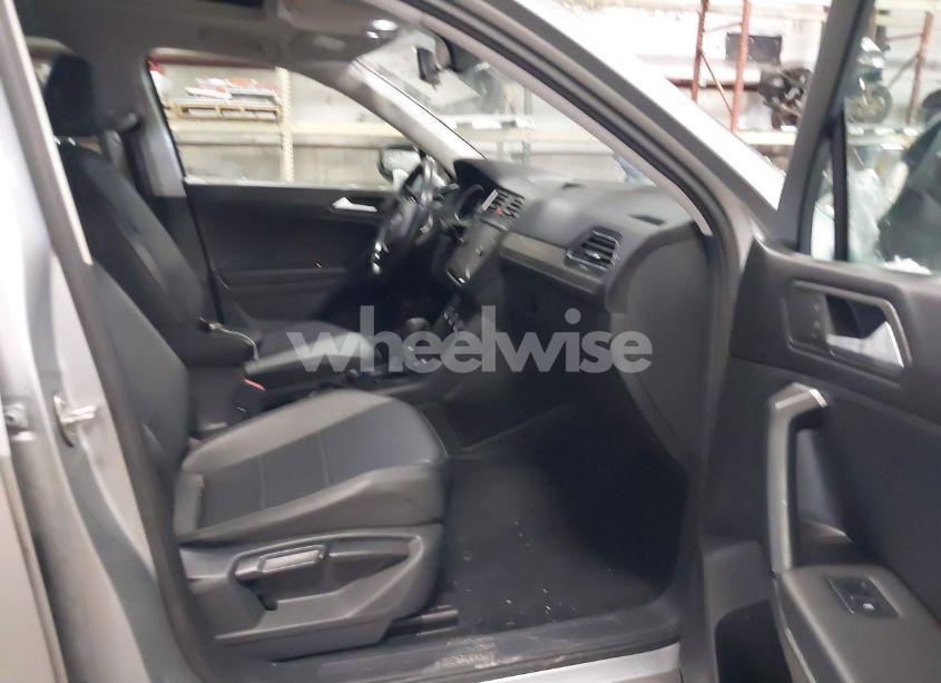 Photo 5 of 2019 Volkswagen Tiguan 2.0T SE/2.0T SEL/2.0T SEL R-LINE/2.0T SEL R-LINE BLACK (VIN 3VV2B7AX6KM110737)