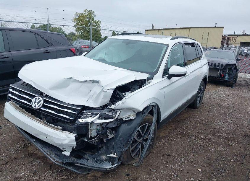 Photo 2 of 2020 Volkswagen Tiguan 2.0T SE/2.0T SE R-LINE BLACK/2.0T SEL (VIN 3VV2B7AX6LM062528)