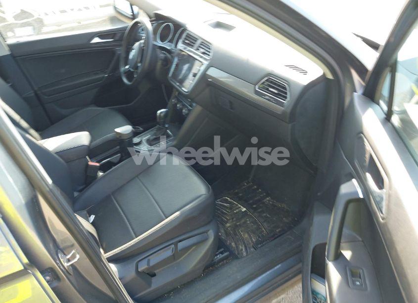 Photo 5 of 2020 Volkswagen Tiguan 2.0T SE/2.0T SE R-LINE BLACK/2.0T SEL (VIN 3VV2B7AX6LM108682)