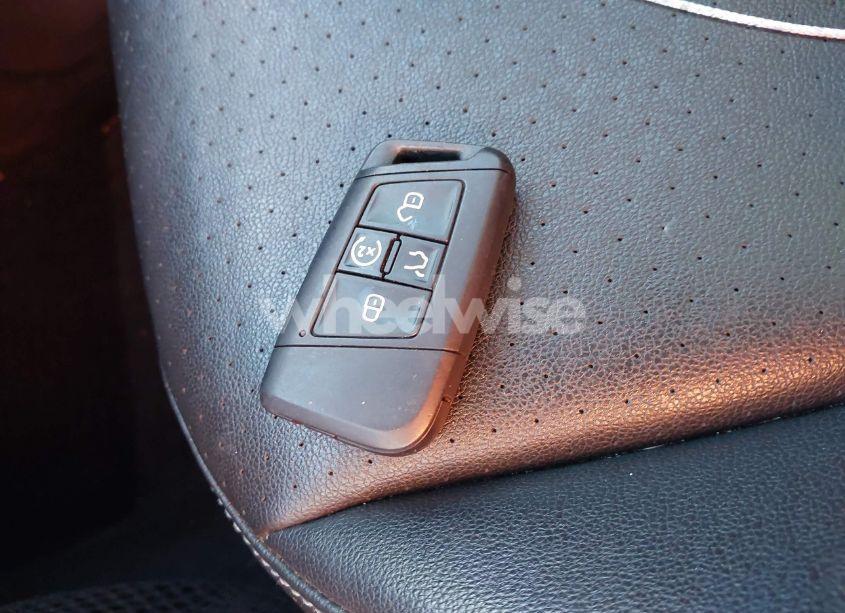 Photo 11 of 2018 Volkswagen Tiguan 2.0T SE/2.0T SEL (VIN 3VV2B7AX7JM031558)