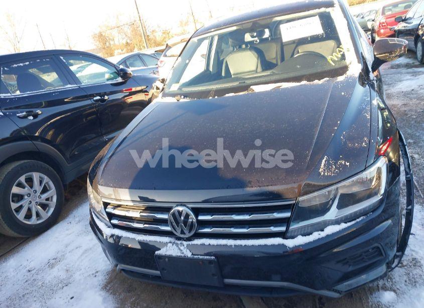 Photo 12 of 2018 Volkswagen Tiguan 2.0T SE/2.0T SEL (VIN 3VV2B7AX7JM031558)