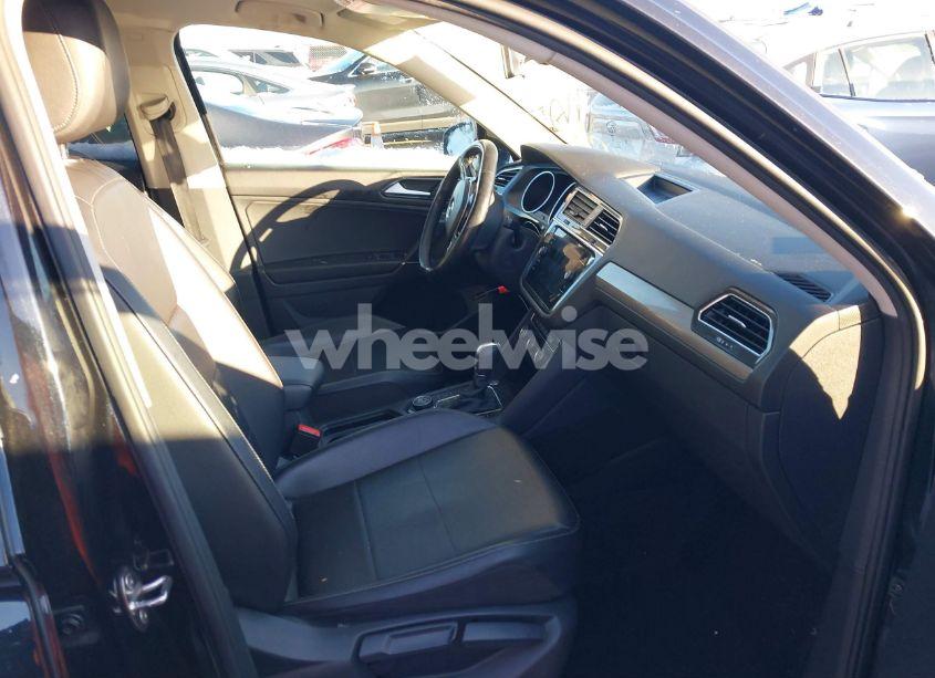 Photo 5 of 2018 Volkswagen Tiguan 2.0T SE/2.0T SEL (VIN 3VV2B7AX7JM031558)