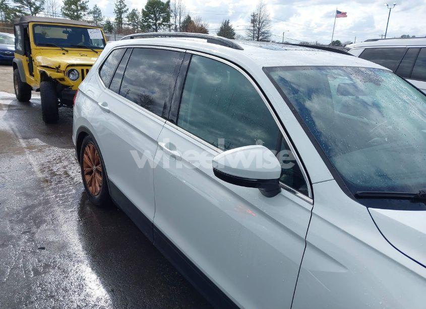 Photo 13 of 2018 Volkswagen Tiguan (VIN 3VV2B7AX7JM095289)