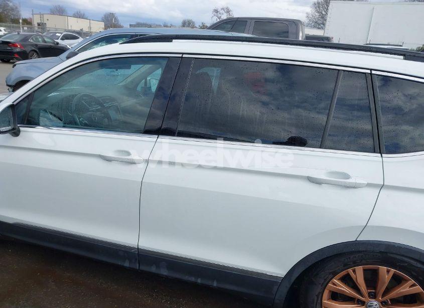 Photo 14 of 2018 Volkswagen Tiguan (VIN 3VV2B7AX7JM095289)
