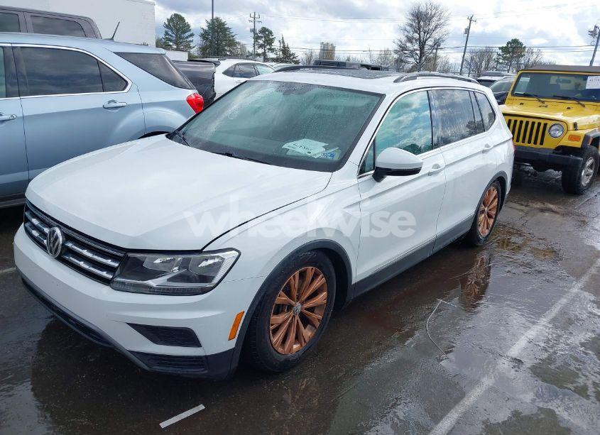 Photo 2 of 2018 Volkswagen Tiguan (VIN 3VV2B7AX7JM095289)