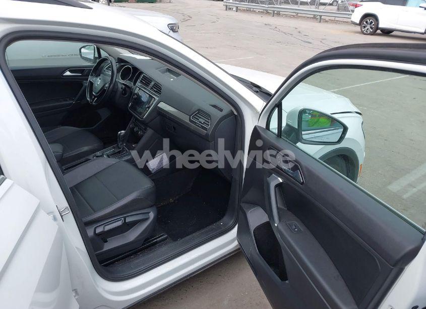 Photo 5 of 2018 Volkswagen Tiguan (VIN 3VV2B7AX7JM095289)