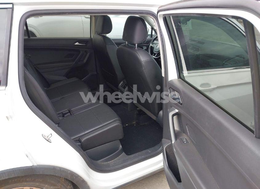 Photo 8 of 2018 Volkswagen Tiguan (VIN 3VV2B7AX7JM095289)