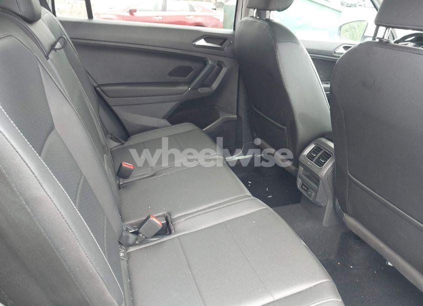 Photo 8 of 2018 Volkswagen Tiguan 2.0T SE/2.0T SEL (VIN 3VV2B7AX7JM099570)