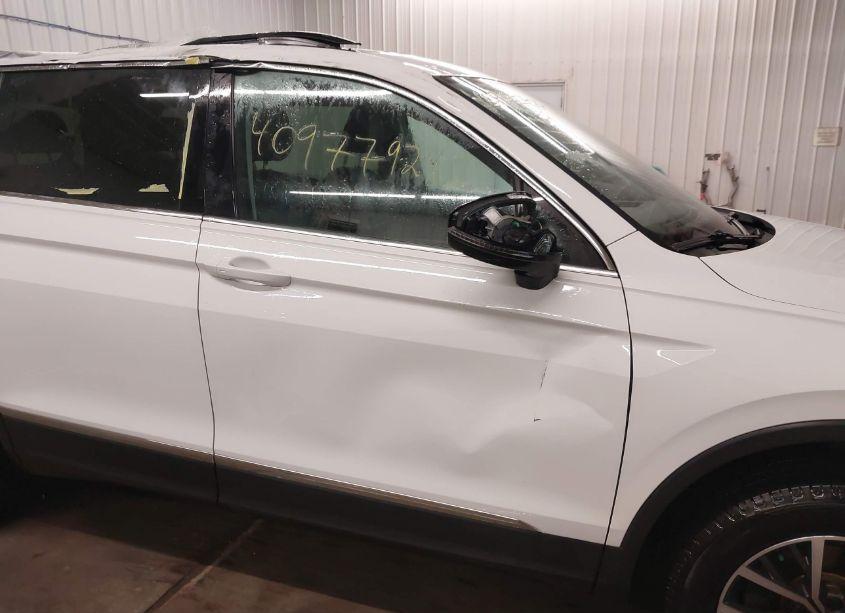 Photo 17 of 2018 Volkswagen Tiguan 2.0T SE/2.0T SEL (VIN 3VV2B7AX7JM194808)