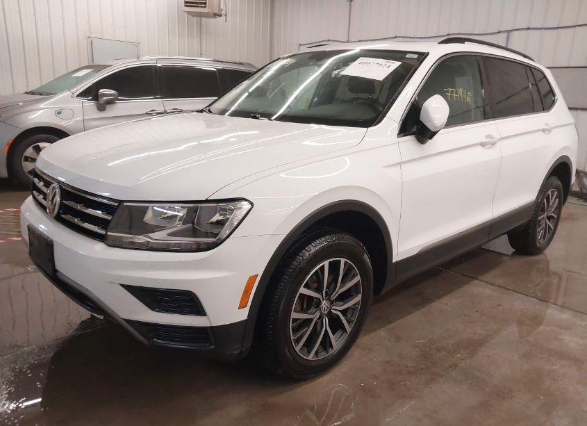 Photo 2 of 2018 Volkswagen Tiguan 2.0T SE/2.0T SEL (VIN 3VV2B7AX7JM194808)
