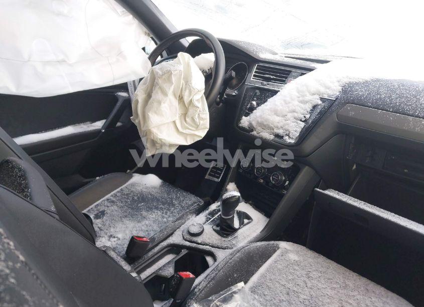 Photo 5 of 2018 Volkswagen Tiguan (VIN 3VV2B7AX7JM205306)