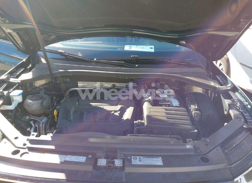 Photo 10 of 2018 Volkswagen Tiguan 2.0T SE/2.0T SEL (VIN 3VV2B7AX7JM219982)