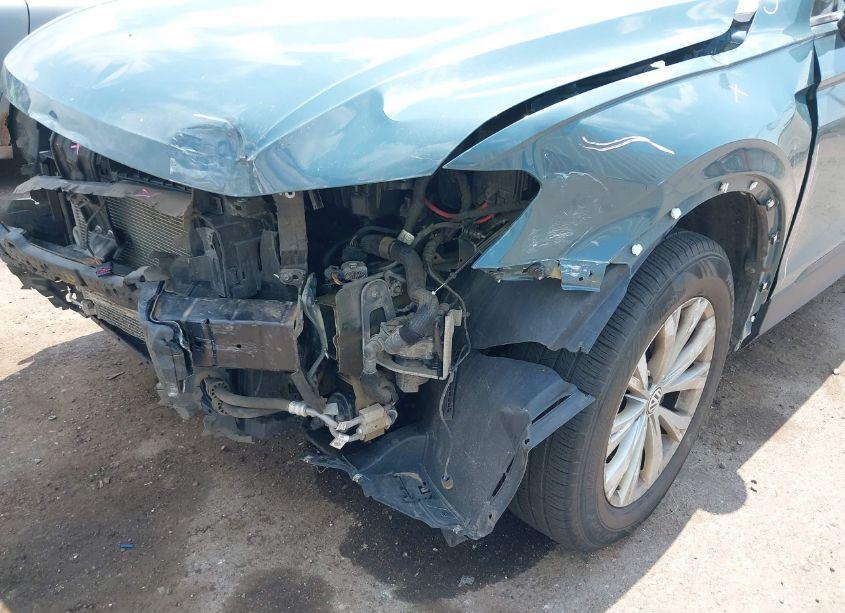 Photo 18 of 2019 Volkswagen Tiguan 2.0T SE/2.0T SEL/2.0T SEL R-LINE/2.0T SEL R-LINE BLACK (VIN 3VV2B7AX7KM096332)