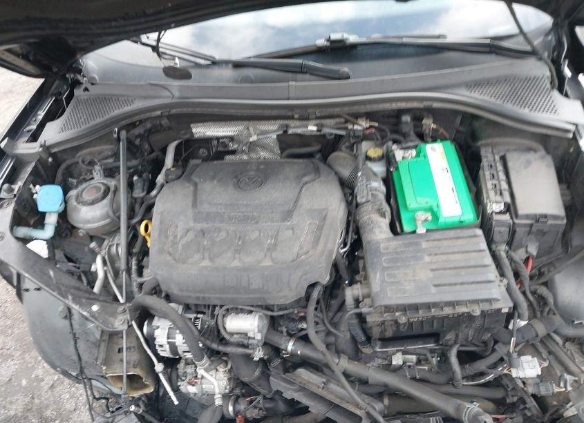 Photo 10 of 2019 Volkswagen Tiguan 2.0T SE/2.0T SEL/2.0T SEL R-LINE/2.0T SEL R-LINE BLACK (VIN 3VV2B7AX7KM101156)