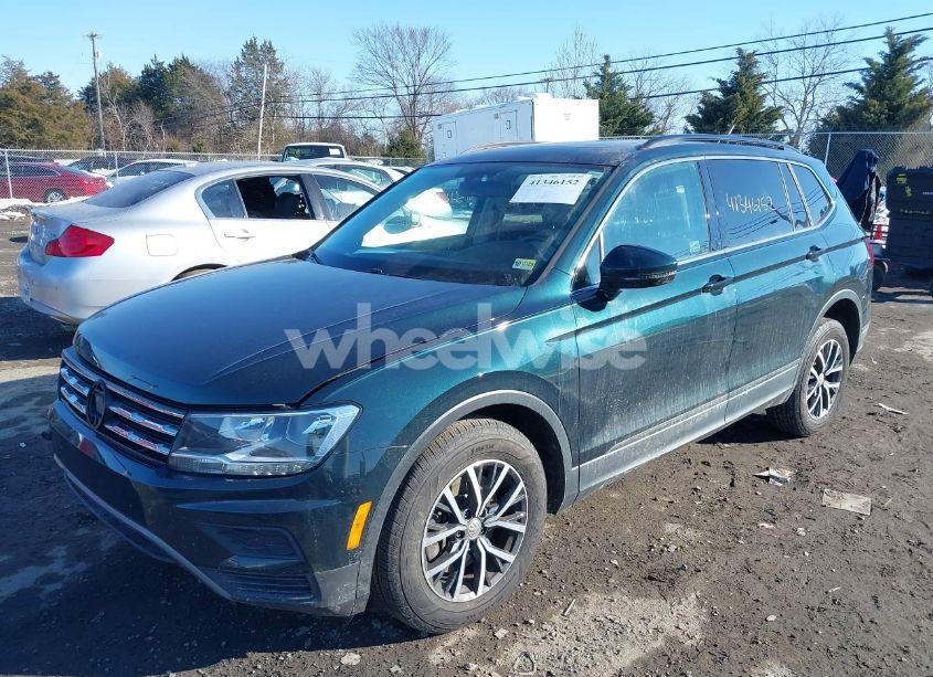 Photo 2 of 2019 Volkswagen Tiguan 2.0T SE/2.0T SEL/2.0T SEL R-LINE/2.0T SEL R-LINE BLACK (VIN 3VV2B7AX7KM118393)