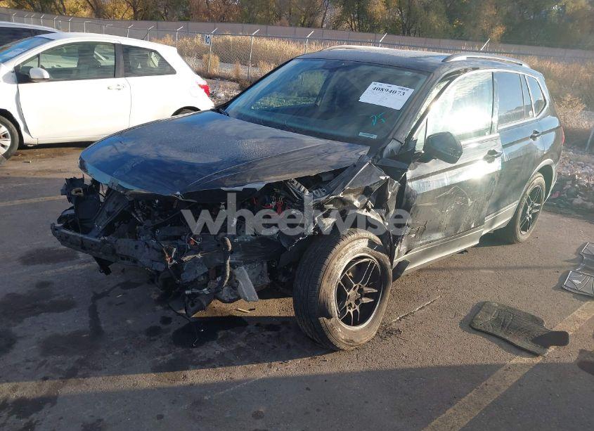 Photo 2 of 2019 Volkswagen Tiguan 2.0T SE/2.0T SEL/2.0T SEL R-LINE/2.0T SEL R-LINE BLACK (VIN 3VV2B7AX7KM188881)