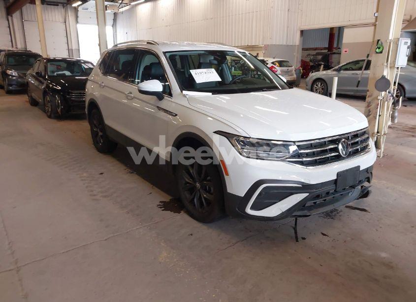 2024 Volkswagen Tiguan 2.0T SE/2.0T WOLFSBURG EDITION (VIN 3VV2B7AX7RM034374) main photo