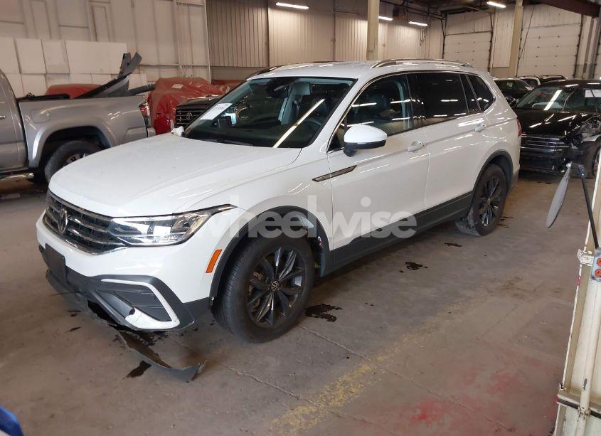 Photo 2 of 2024 Volkswagen Tiguan 2.0T SE/2.0T WOLFSBURG EDITION (VIN 3VV2B7AX7RM034374)