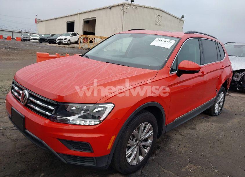 Photo 2 of 2018 Volkswagen Tiguan 2.0T SE/2.0T SEL (VIN 3VV2B7AX8JM114870)