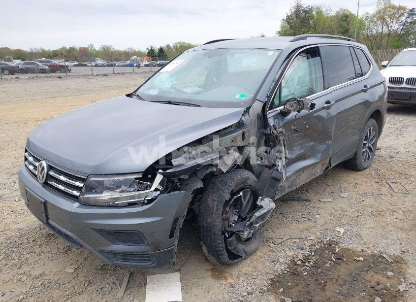 Photo 2 of 2019 Volkswagen Tiguan 2.0T SE/2.0T SEL/2.0T SEL R-LINE/2.0T SEL R-LINE BLACK (VIN 3VV2B7AX8KM180854)