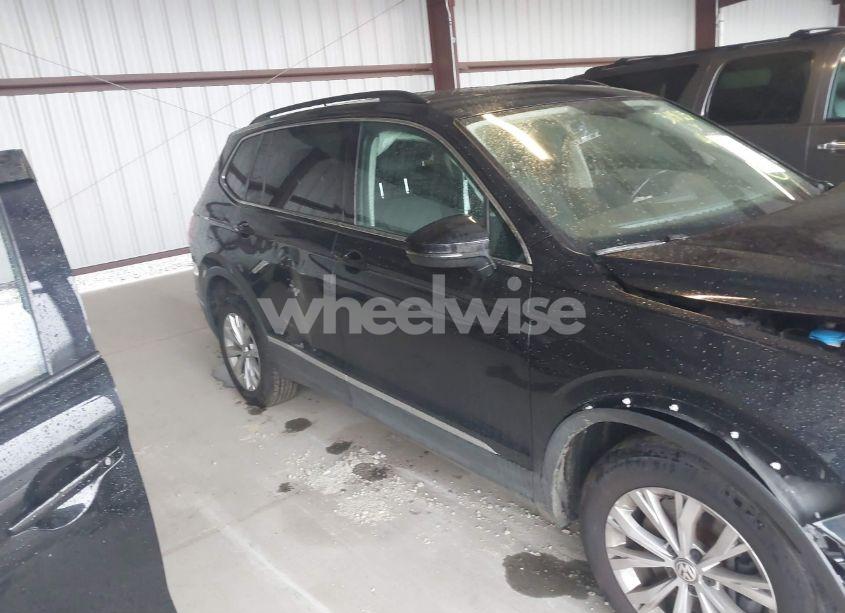 Photo 6 of 2018 Volkswagen Tiguan 2.0T SE/2.0T SEL (VIN 3VV2B7AX9JM048197)