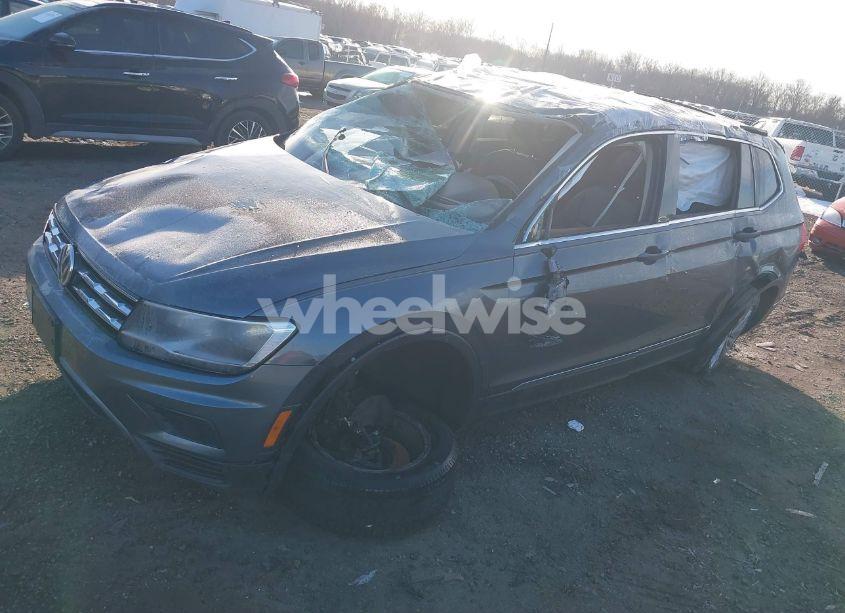 Photo 2 of 2018 Volkswagen Tiguan 2.0T SE/2.0T SEL (VIN 3VV2B7AX9JM099196)