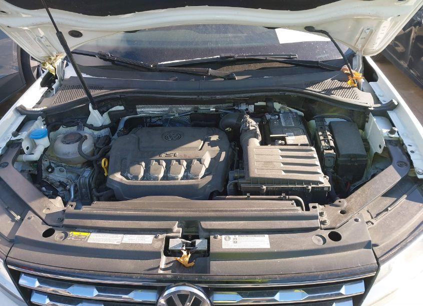 Photo 10 of 2019 Volkswagen Tiguan 2.0T SE/2.0T SEL/2.0T SEL R-LINE/2.0T SEL R-LINE BLACK (VIN 3VV2B7AX9KM192642)