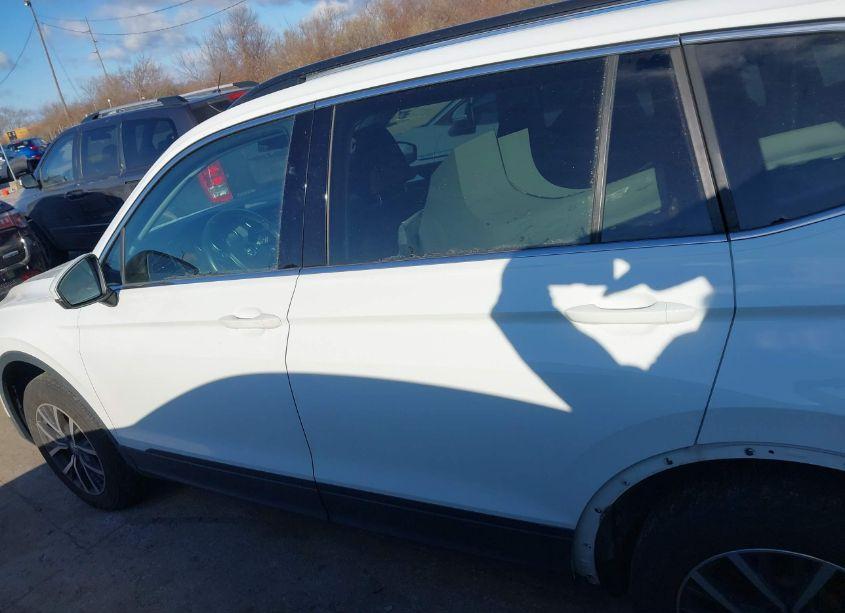 Photo 15 of 2019 Volkswagen Tiguan 2.0T SE/2.0T SEL/2.0T SEL R-LINE/2.0T SEL R-LINE BLACK (VIN 3VV2B7AX9KM192642)