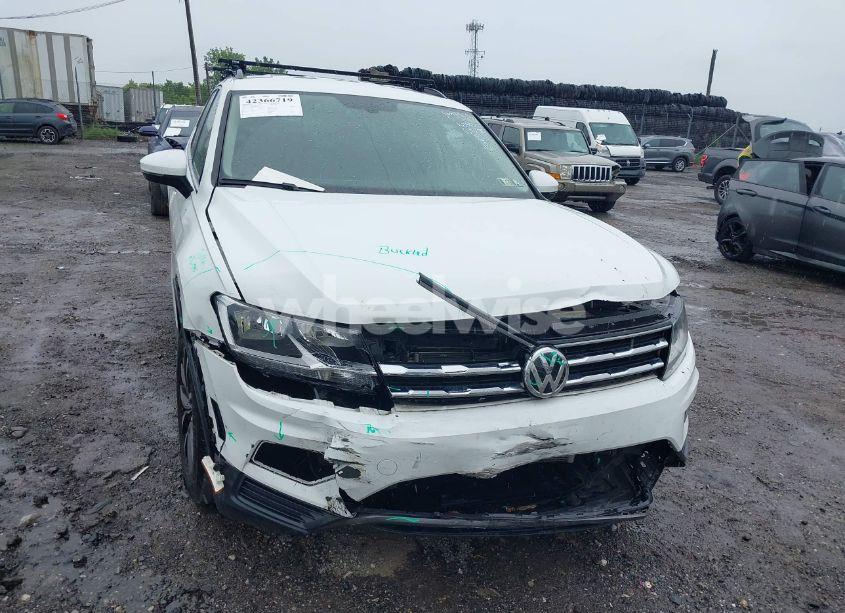 Photo 6 of 2020 Volkswagen Tiguan (VIN 3VV2B7AX9LM163952)
