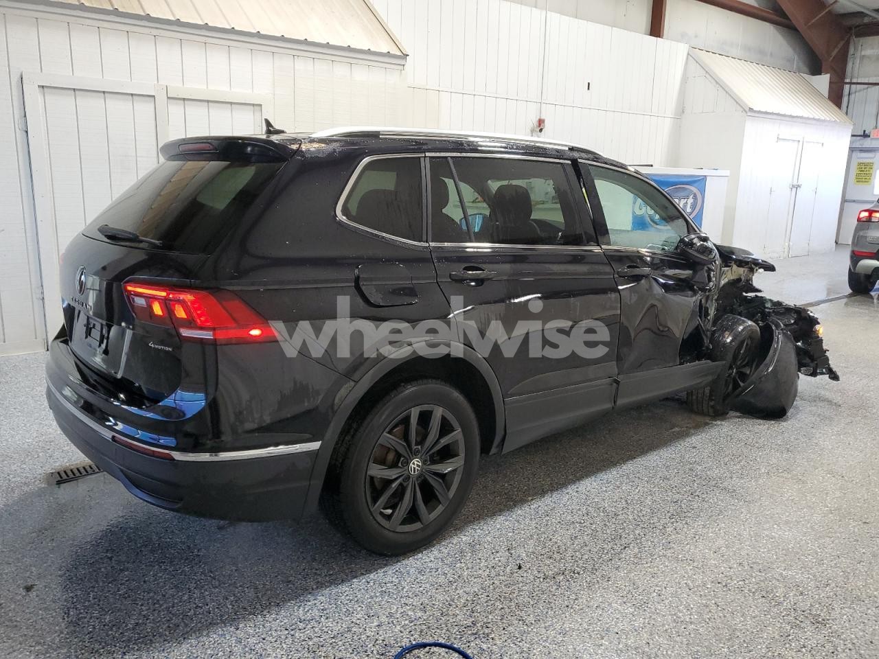 Photo 3 of 2024 VOLKSWAGEN TIGUAN SE (VIN 3VV2B7AX9RM135416)