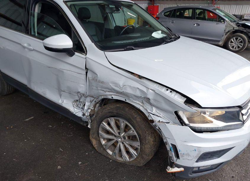 Photo 6 of 2018 Volkswagen Tiguan 2.0T SE/2.0T SEL (VIN 3VV2B7AXXJM038973)