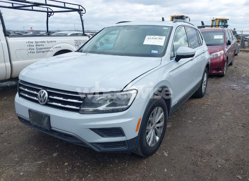Photo 2 of 2018 Volkswagen Tiguan (VIN 3VV2B7AXXJM130732)