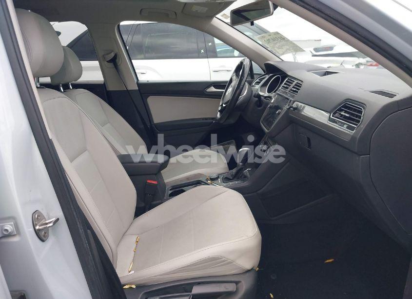 Photo 5 of 2018 Volkswagen Tiguan (VIN 3VV2B7AXXJM130732)