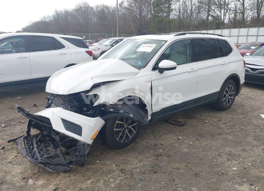 Photo 2 of 2019 Volkswagen Tiguan 2.0T SE/2.0T SEL/2.0T SEL R-LINE/2.0T SEL R-LINE BLACK (VIN 3VV2B7AXXKM055399)