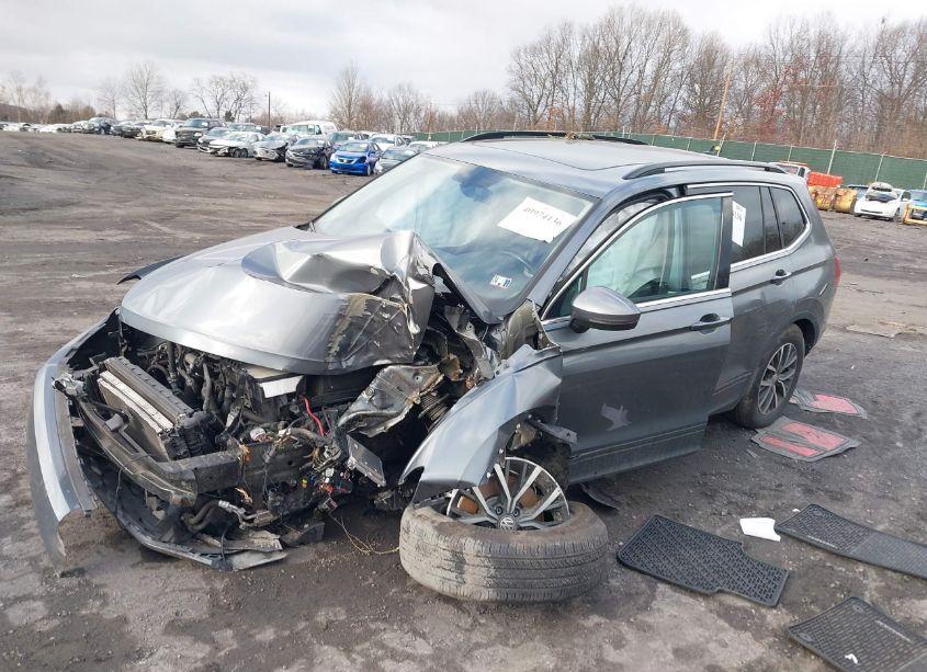 Photo 2 of 2019 Volkswagen Tiguan 2.0T SE/2.0T SEL/2.0T SEL R-LINE/2.0T SEL R-LINE BLACK (VIN 3VV2B7AXXKM069075)