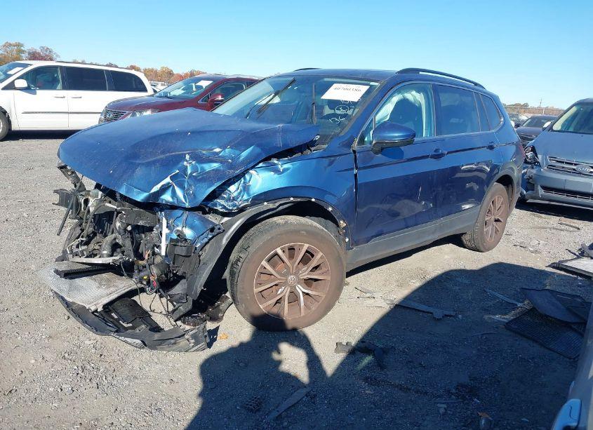 Photo 2 of 2019 Volkswagen Tiguan 2.0T SE/2.0T SEL/2.0T SEL R-LINE/2.0T SEL R-LINE BLACK (VIN 3VV2B7AXXKM126889)