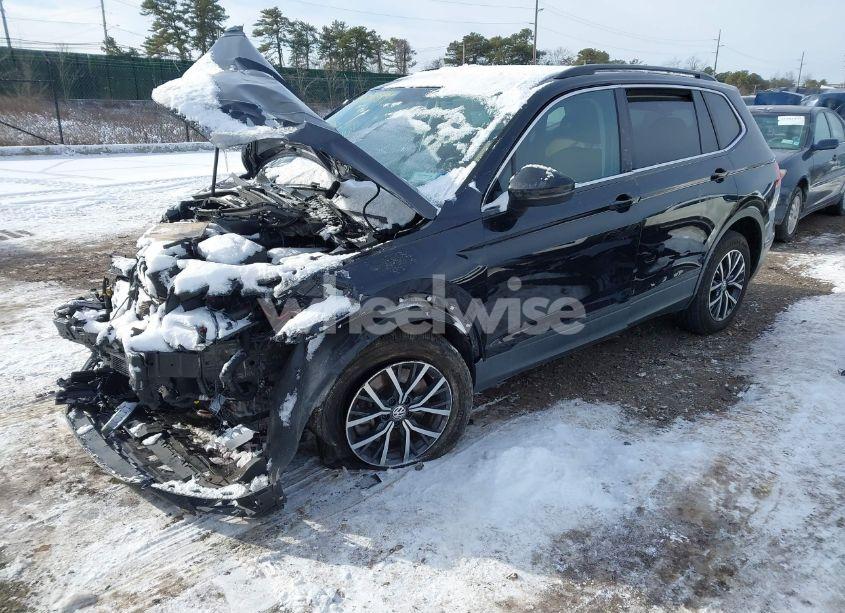 Photo 2 of 2019 Volkswagen Tiguan (VIN 3VV2B7AXXKM138024)