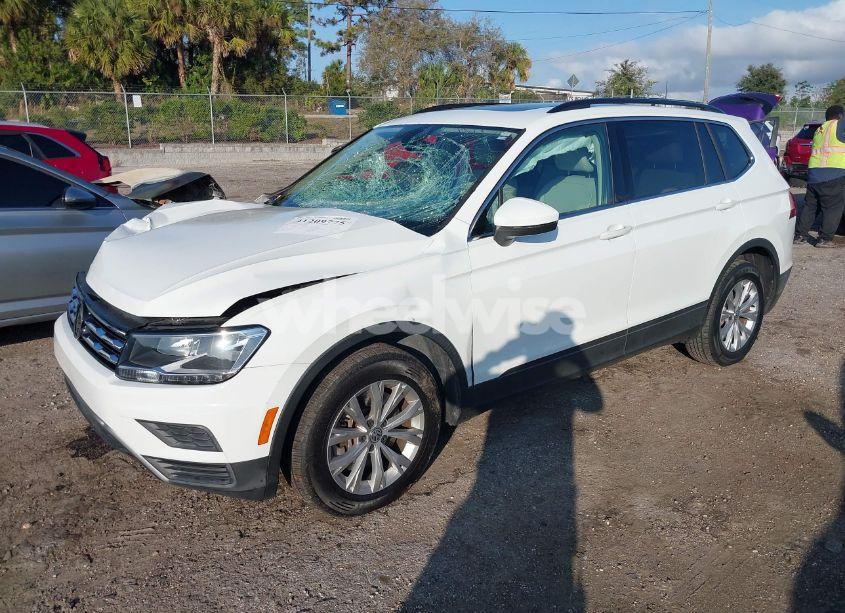 Photo 2 of 2019 Volkswagen Tiguan SE/SEL/SEL R-LINE JET-BLACK/SEL R-LINE (VIN 3VV3B7AX0KM063211)