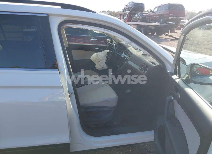 Photo 5 of 2019 Volkswagen Tiguan SE/SEL/SEL R-LINE JET-BLACK/SEL R-LINE (VIN 3VV3B7AX0KM063211)