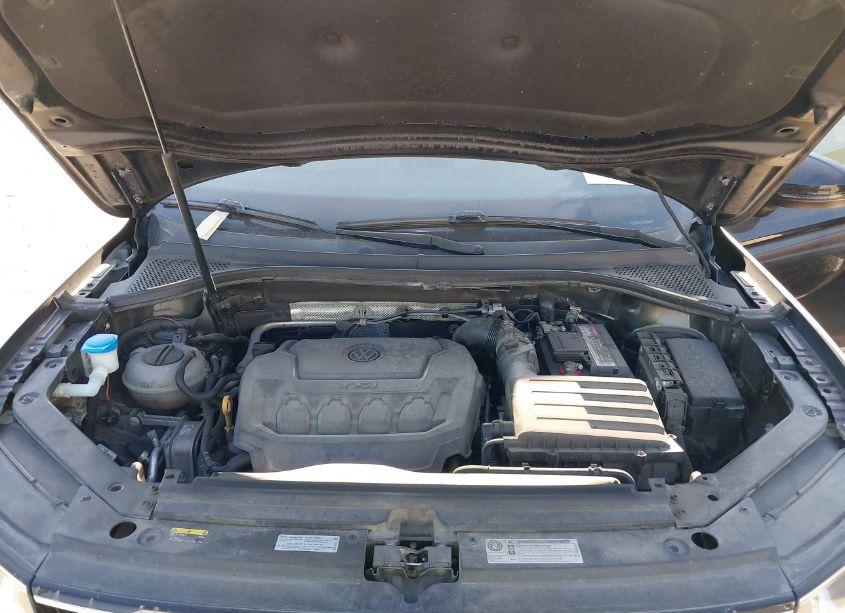 Photo 10 of 2018 Volkswagen Tiguan 2.0T SE/2.0T SEL (VIN 3VV3B7AX1JM006255)
