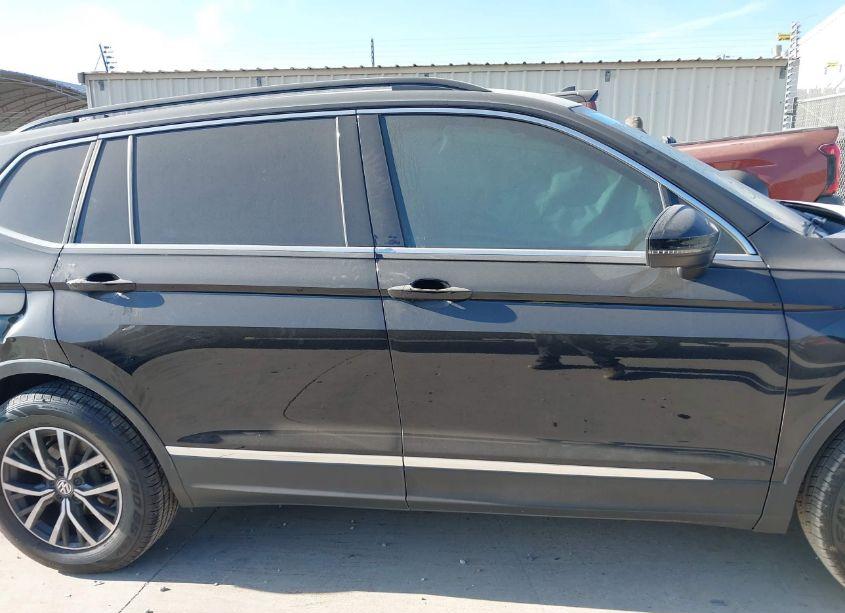 Photo 13 of 2018 Volkswagen Tiguan 2.0T SE/2.0T SEL (VIN 3VV3B7AX1JM006255)