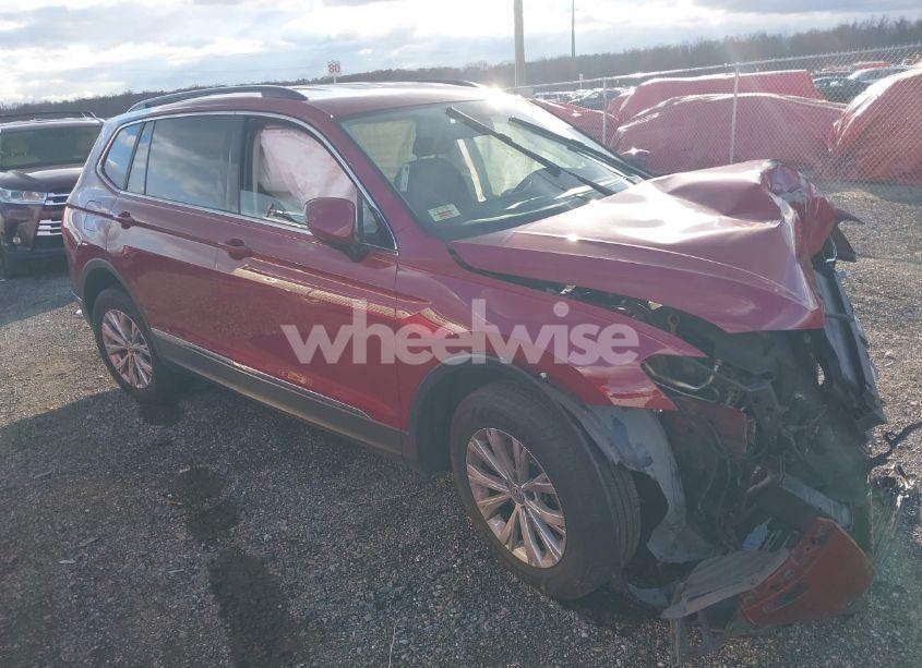 2018 Volkswagen Tiguan (VIN 3VV3B7AX1JM076161) main photo