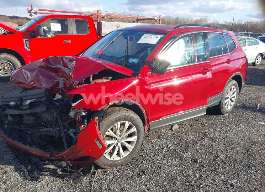 Photo 2 of 2018 Volkswagen Tiguan (VIN 3VV3B7AX1JM076161)