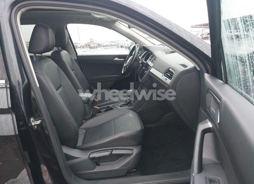 Photo 5 of 2018 Volkswagen Tiguan 2.0T SE/2.0T SEL (VIN 3VV3B7AX1JM140389)