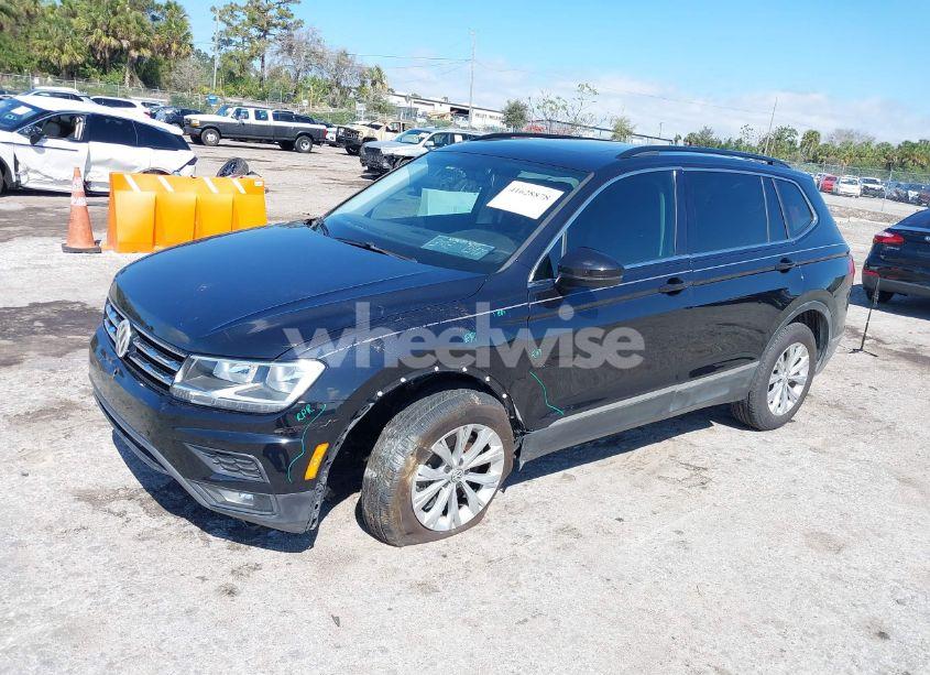 Photo 2 of 2018 Volkswagen Tiguan 2.0T SE/2.0T SEL (VIN 3VV3B7AX2JM006894)