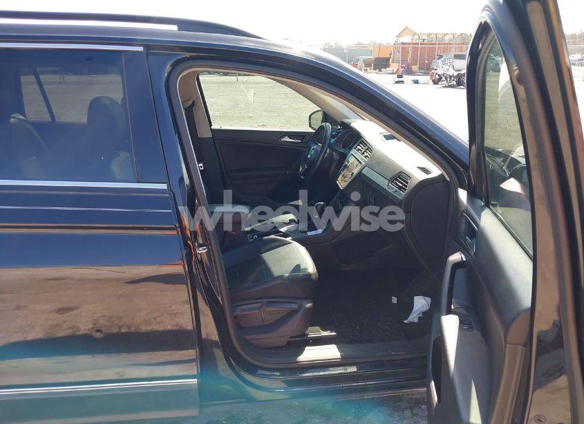 Photo 5 of 2018 Volkswagen Tiguan 2.0T SE/2.0T SEL (VIN 3VV3B7AX2JM006894)