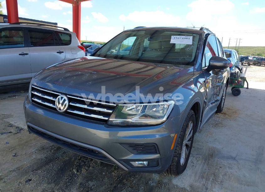Photo 2 of 2018 Volkswagen Tiguan 2.0T SE/2.0T SEL (VIN 3VV3B7AX2JM017524)