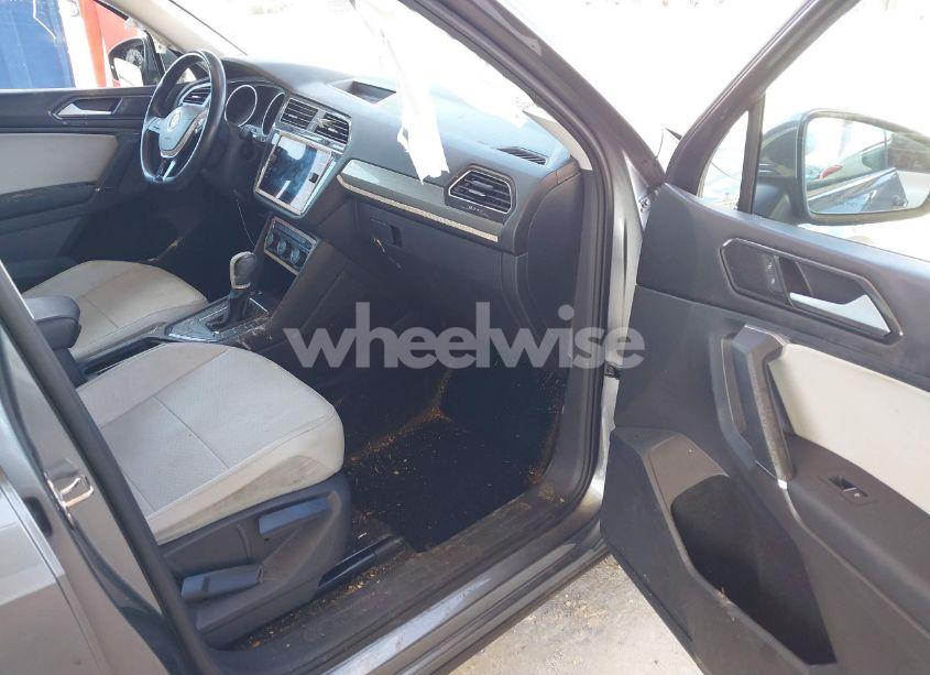 Photo 5 of 2018 Volkswagen Tiguan 2.0T SE/2.0T SEL (VIN 3VV3B7AX2JM017524)