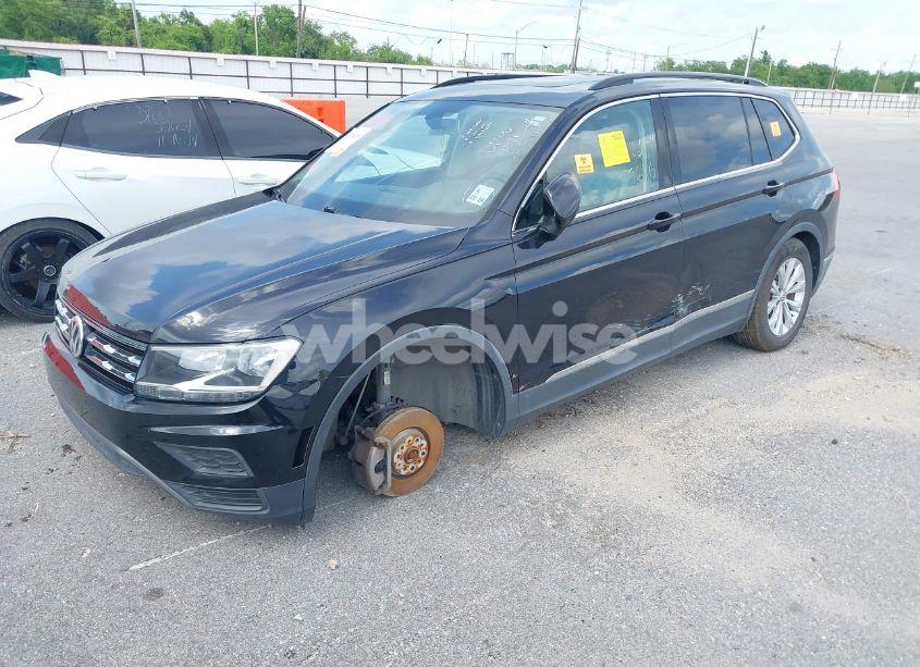 Photo 2 of 2018 Volkswagen Tiguan 2.0T SE/2.0T SEL (VIN 3VV3B7AX2JM049650)