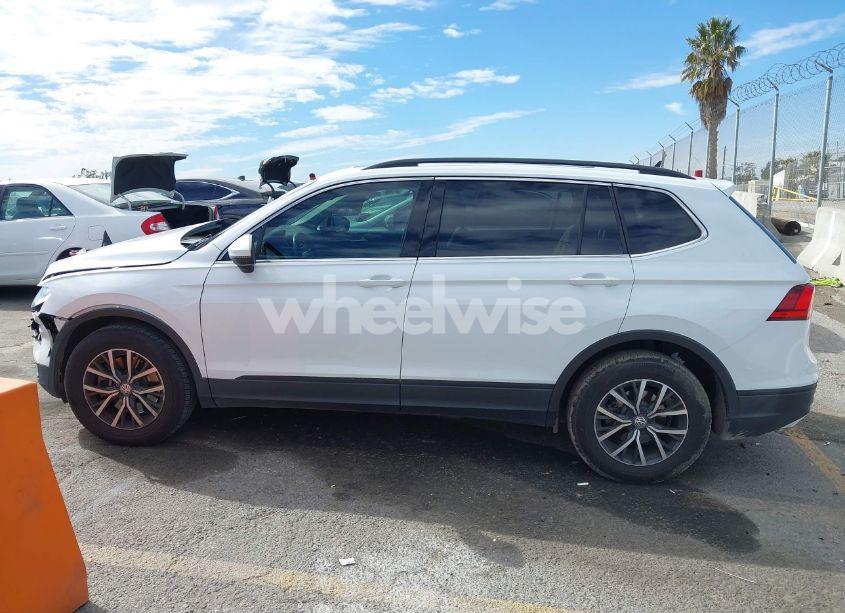 Photo 14 of 2019 Volkswagen Tiguan 2.0T SE/2.0T SEL/2.0T SEL R-LINE/2.0T SEL R-LINE BLACK (VIN 3VV3B7AX2KM063646)